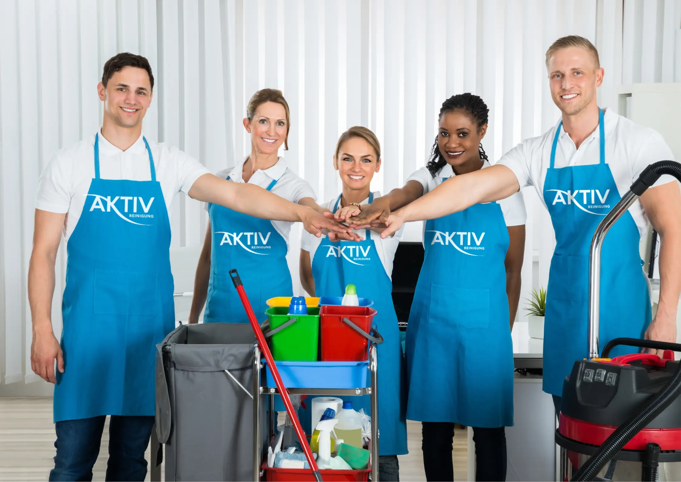 Team von AktivReinigung in Arbeitskleidung mit Firmenlogo