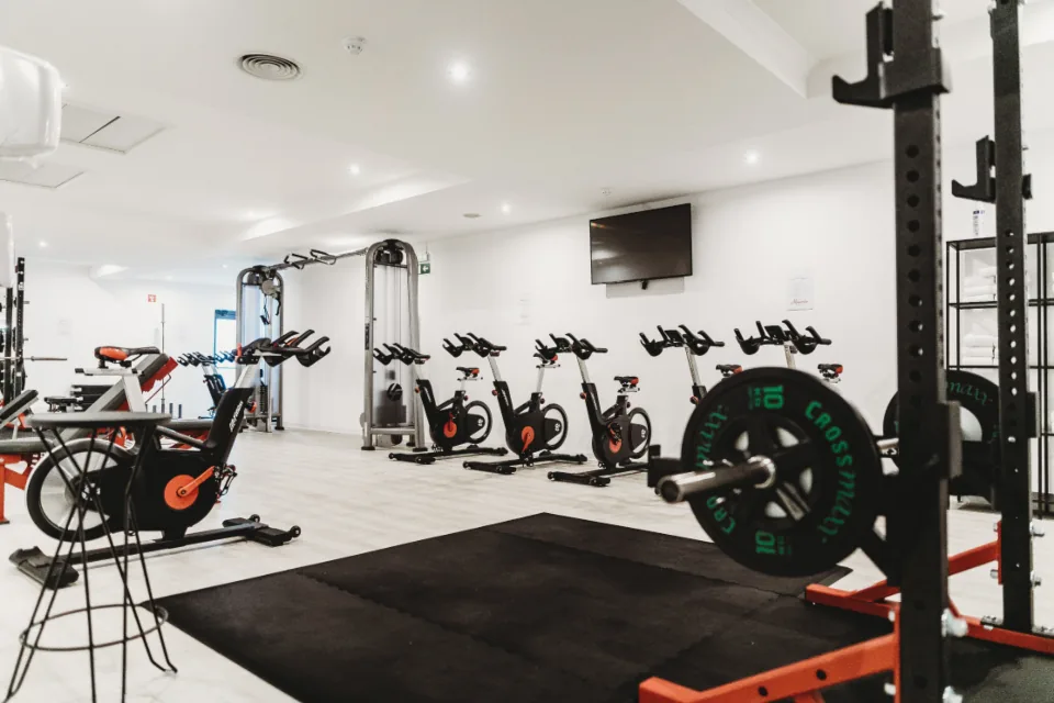 Trainingsfläche eines Fitnessstudios mit Geräten und gereinigtem Boden