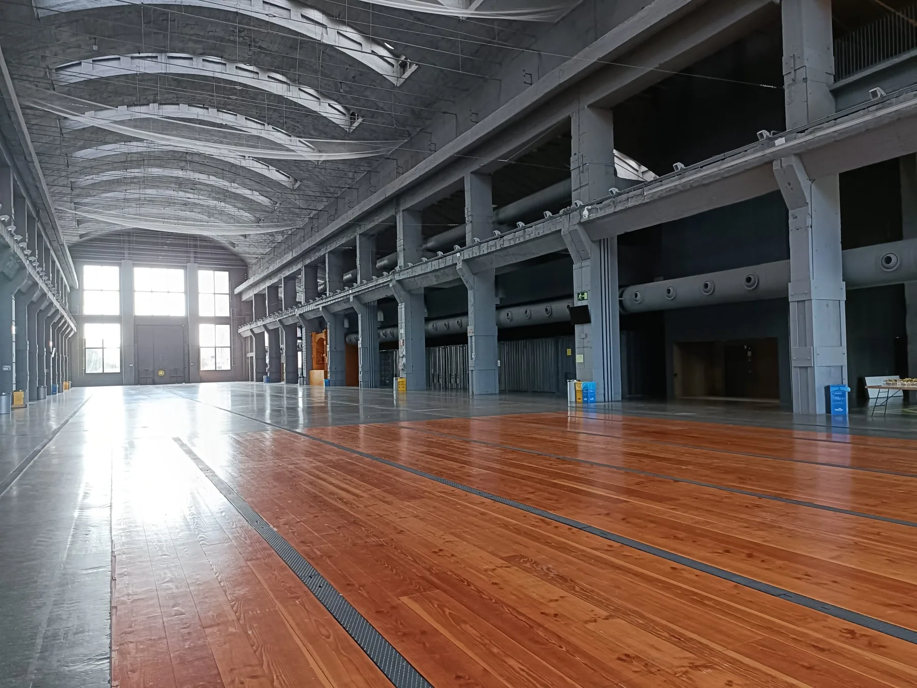 Große Halle mit freier Bodenfläche und Tageslicht