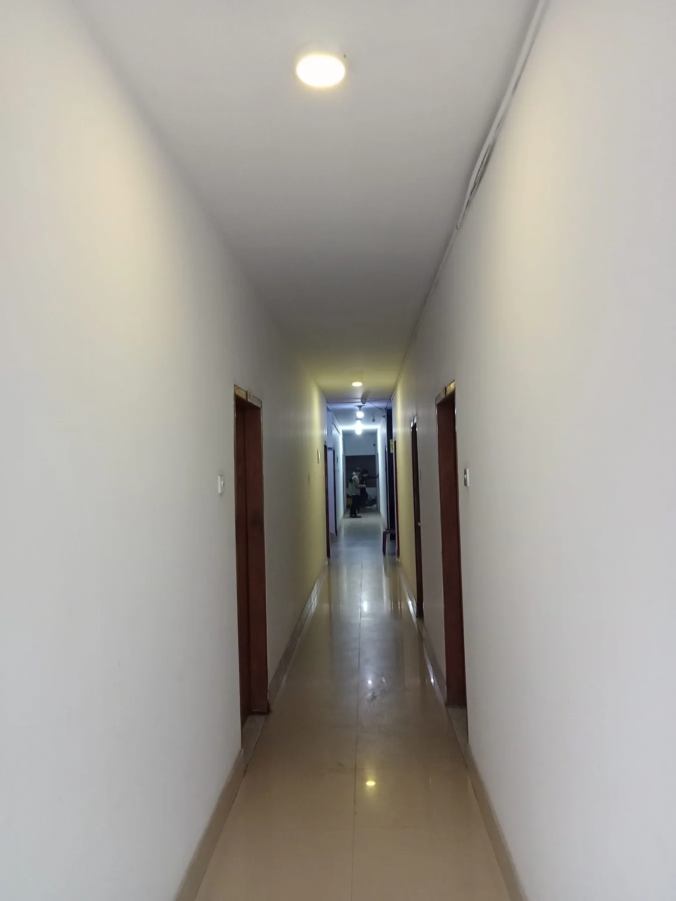 Heller Hotelflur mit frisch gereinigtem Boden