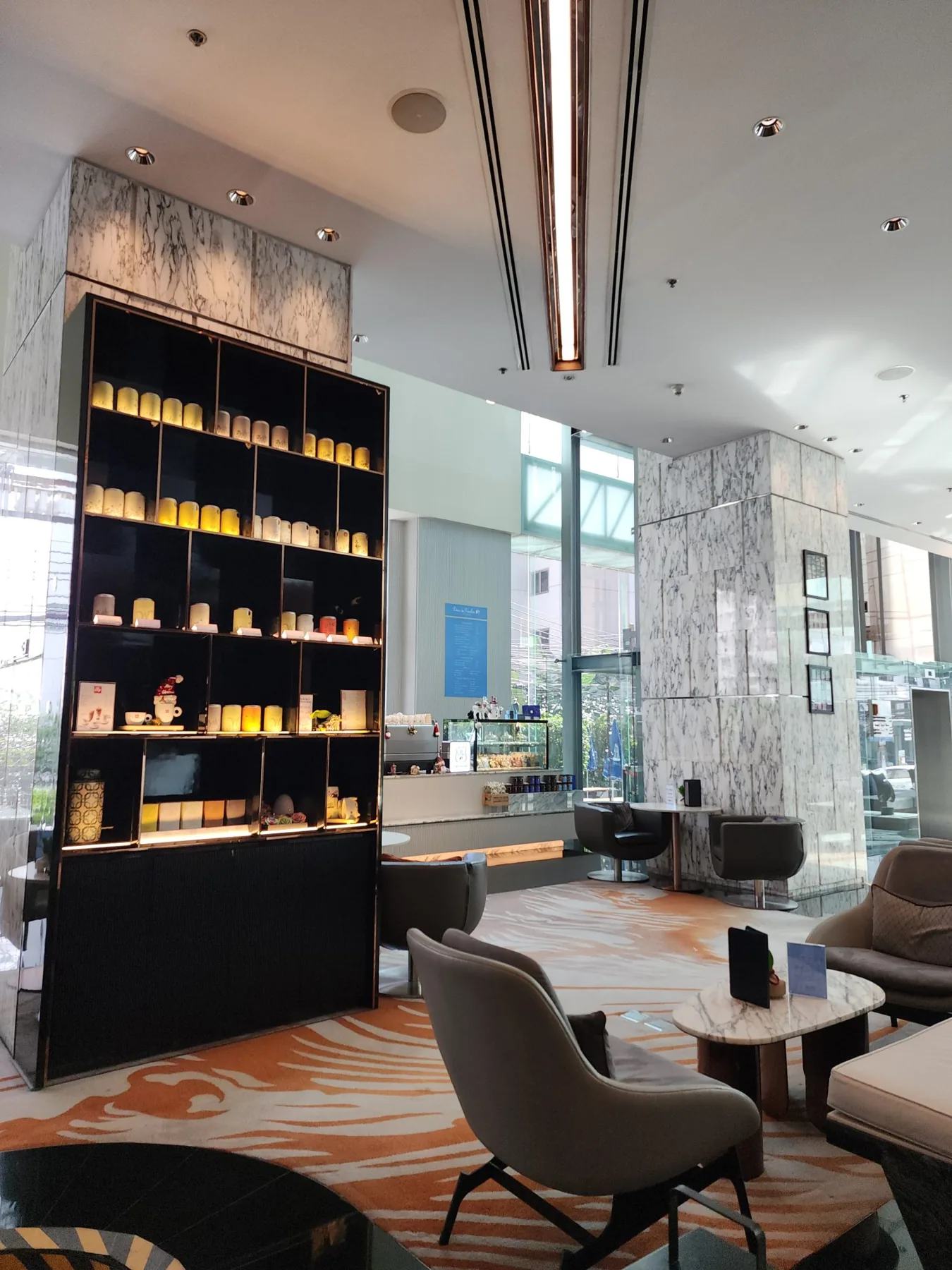 Hotellobby mit Tageslicht und gepflegtem Bodenbelag