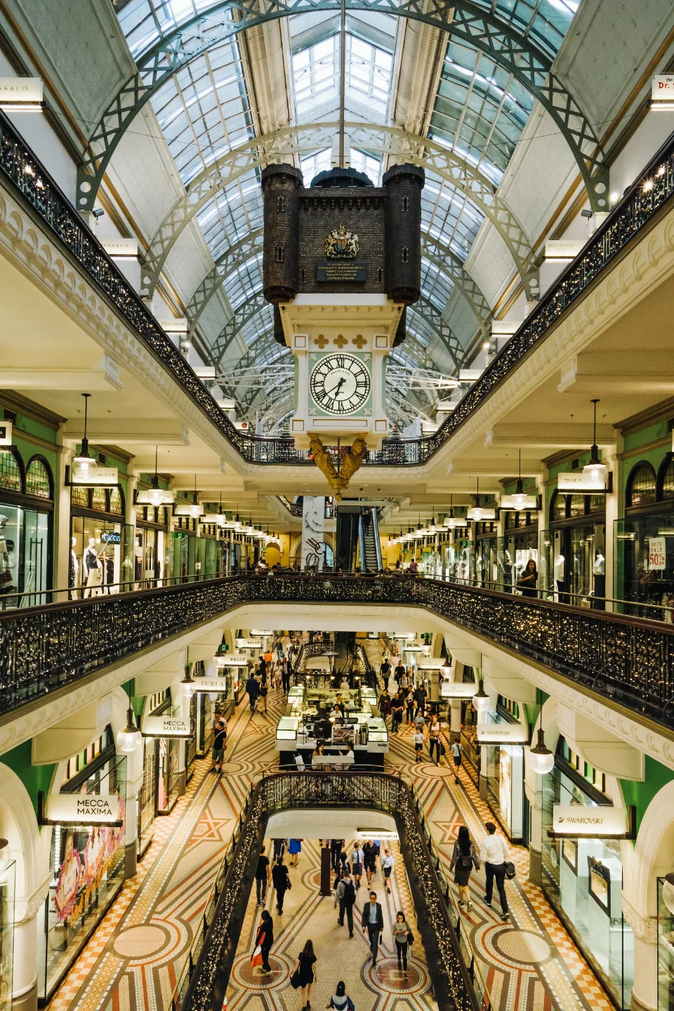 Ladenpassage mit gepflegtem Steinboden und Geschäften